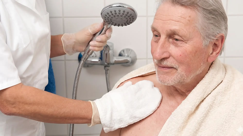 Banho do idoso: cuidados para garantir segurança, conforto e dignidade